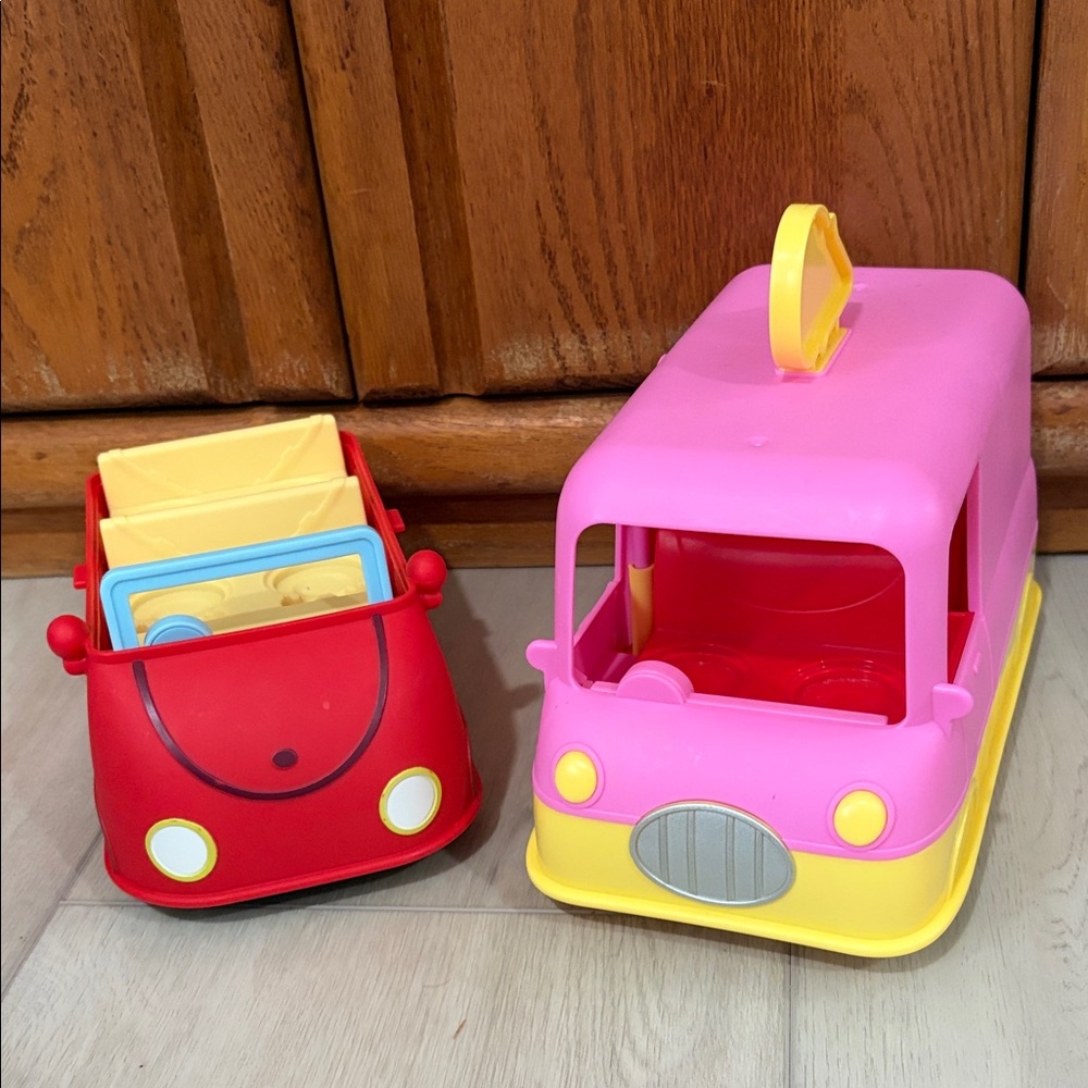 Lots of 2 peppa pig car and ice cream truck